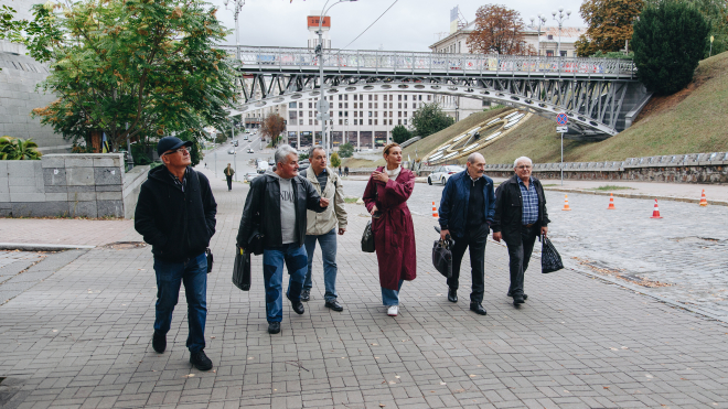 Четверо майданівців десять років шукають справедливості в судах. Натомість знайшли справжню дружбу і зневіру. Історія «недобитків Майдану», які стоять на ньому досі