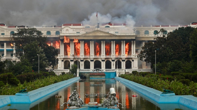 Уряд Непалу впав після кількох днів протестів зумерів. Молодь палить державні установи та оселі політиків — це відповідь на роки безробіття та корупції