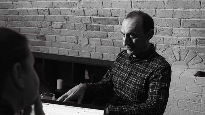 У 2019 році хтось спланував операцію, результатом якої стали «плівки Єрмака». Скандал вщух, а питання про його ідеолога лишилось. Знайомтесь: «хтось» — Роман Червінський, а це його версія подій