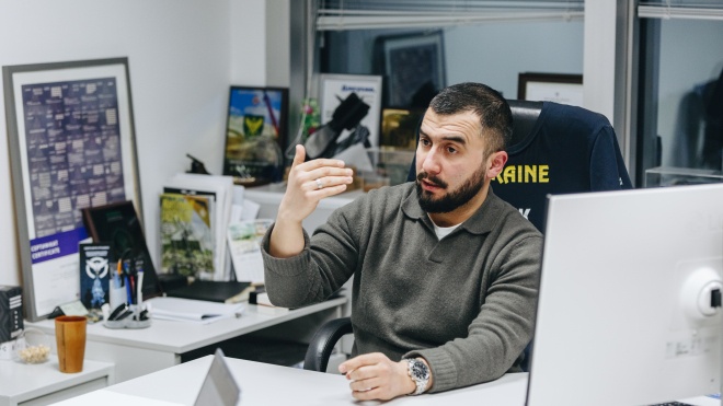 «З мого авто знімали прослушку». Арсен Жумаділов — про дрони, зустріч з Федоровим, проблеми з оптоволокном і «своїх хлопців» з НАБУ. Велике інтервʼю голови АОЗ