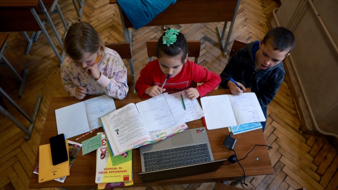 Понад 120 тисяч школярів живуть у безпечних регіонах України, але навчаються у школах дистанційно — і це погано. Змінити ситуацію не дозволяє тиск нардепів і ГО, а також страхи, упередження та надії