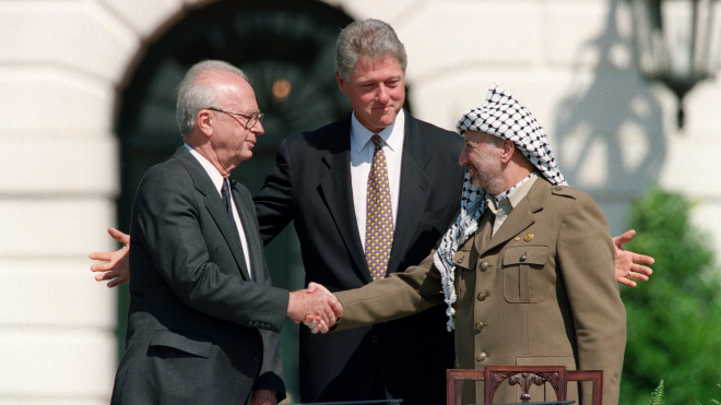 32 роки тому лідери Ізраїлю і Палестини в Білому домі потисли один одному руки. Тоді миру хотіли євреї, араби, американці і майже весь світ — але він так і не настав