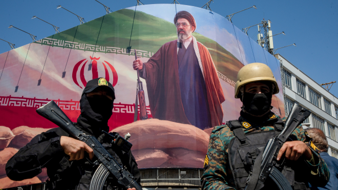 Дональд Трамп вважає, що іранська влада розколота і він домовиться з поміркованим крилом. Розкол справді є, проте перемагає Корпус вартових ісламської революції — переказуємо матеріал The New York Times