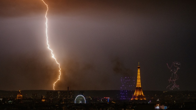 Ейфелева вежа — непорушний символ Парижу, який насправді сиплеться на очах. Як виглядає її темна сторона, і чому добре, що Гюстав Ейфель до цього не дожив