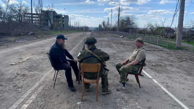 Депутата Олександра Ковальова часто називають «ватником». Попри це його звʼязками в Росії роками користуються влада і спецслужби, щоб витягати українських полонених. Невідомі історії у великому інтервʼю