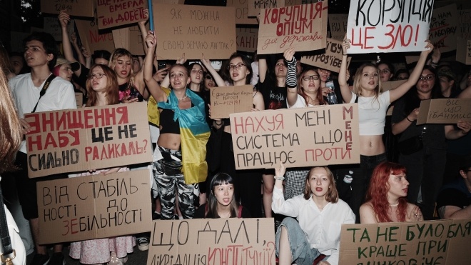 «Він проігнорував нас». Шкільний вчитель, два айтівці, студент-історик, психологиня та дві журналістки розповідають «Бабелю», чому вийшли на антикорупційний протест — фоторепортаж