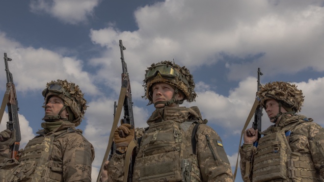 «Бабель» розбирає трансформацію війська, яку Міноборони оголосило минулого тижня. Максимально детально: виплати, відстрочки, відпустки, бронь, поїздки за кордон, СЗЧ, переведення (та багато іншого)