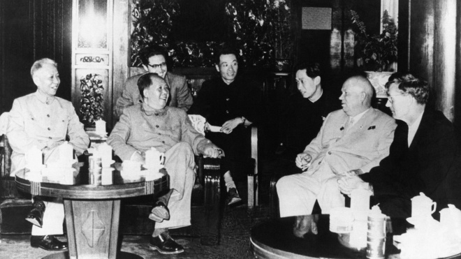 Щоб налякати світ, китайські і кремлівські диктатори демонструють дружбу і єдність, а за лаштунками принижують один одного і шантажують. Історія непростих стосунків Сталіна, Мао і Хрущова