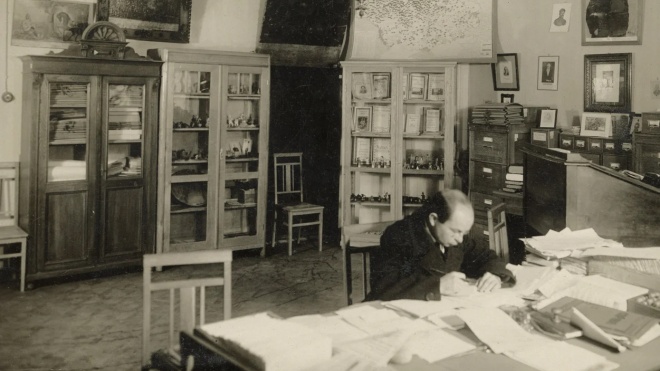 Дослідник, донощик, розвідник, повідач. Читайте уривок з нової біографії письменника Віктора Петрова (Домонтовича), яка написана на основі його особової справи