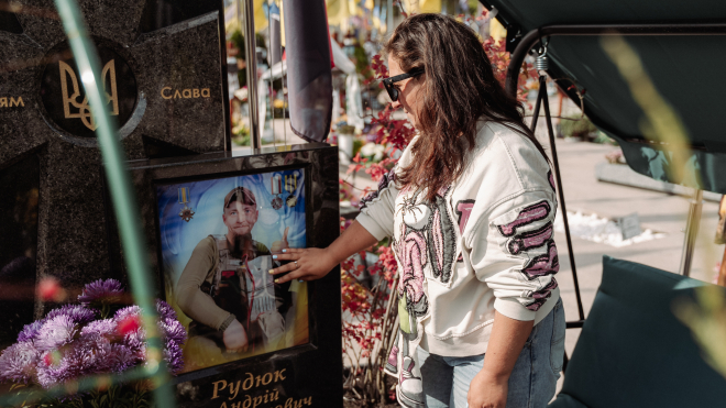 Жінка, що живе на кладовищі. Вона поховала «Всесвіт» на імʼя Андрій і лишилася поруч