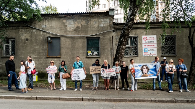 Справа про вбивство Максима Матерухіна на фунікулері зрушила з місця: там зʼявились і зникли ключові персонажі, а батьки нарешті почули зізнання, на яке давно чекали. Репортаж