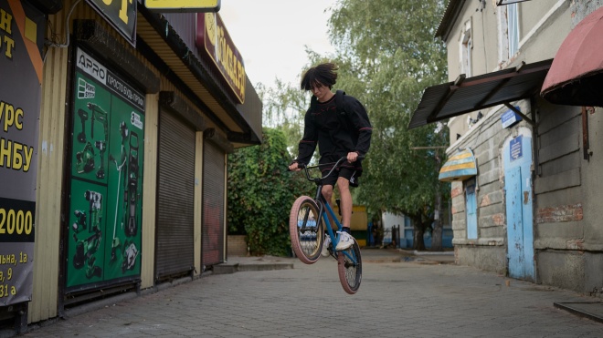 Як війна вплинула на молодь — людей, яким будувати майбутнє. Що вони думають про мобілізацію та еміграцію, державну мову та заборону російського контенту — ось результати соціологічного дослідження