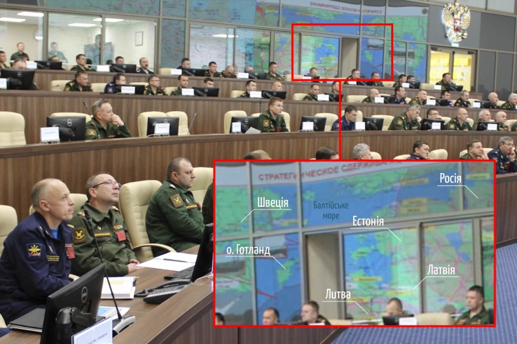 Російські генерали під час чергової гри в березні 2017 року. На екрані позаду них — карта з військовими планами. Екран у кадр не потрапив, але карту видно у відображенні скляних дверей.