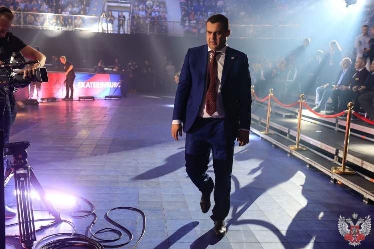 Кремльов іде до рингу на одному із заходів Федерації боксу Росії. За кілька років, завдяки доступу до державних грошей він перетворив збиткову федерацію на дороге шоу з великими призовими.