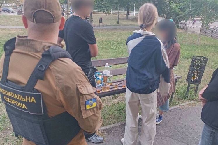 Співробітники «Муніципальної охорони» проводять виховні бесіди з підлітками, які розпивають алкоголь.