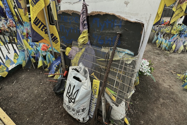 This is what the signs that Routh installed look like now.