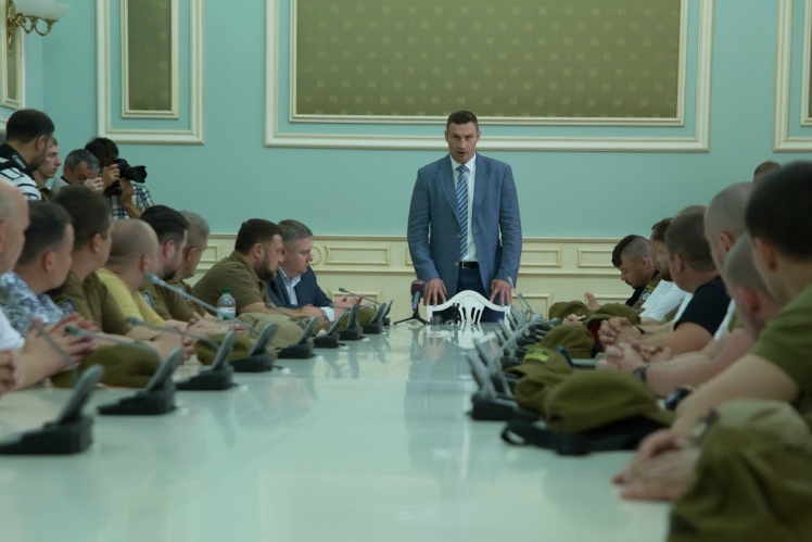 Віталій Кличко вручив посвідчення першим  представникам «Муніципальної варти», які склали присягу.