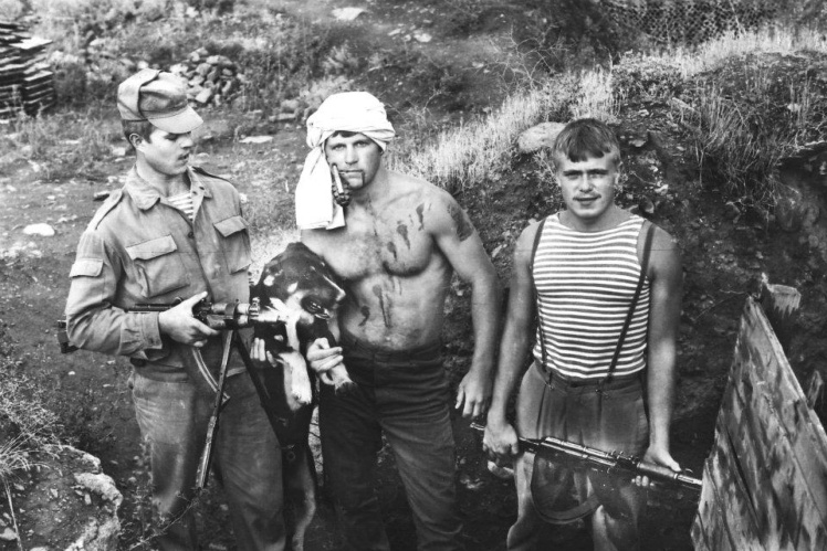 Ковальов (у центрі) з гранатою в роті.