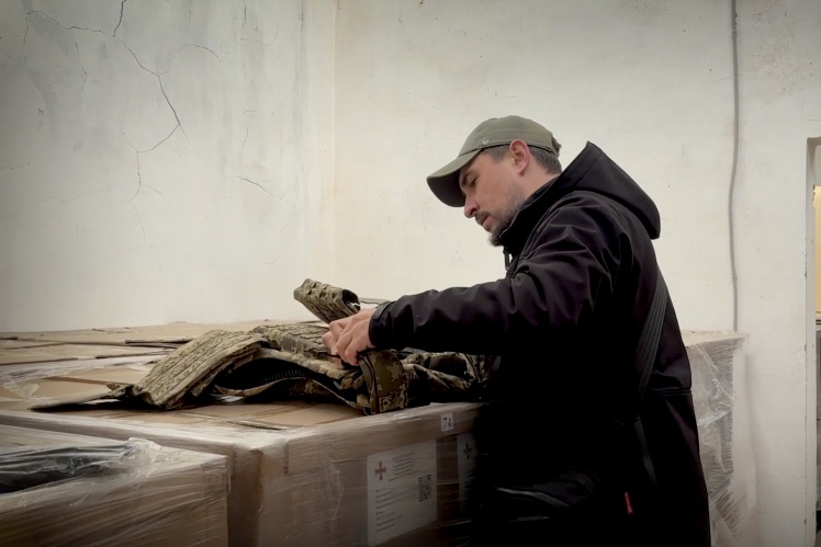 Керівник компанії-дистриб'ютора Дмитро Стеценко на складі, де зберігаються бронежилети «Масада». Київ, листопад 2025 року.