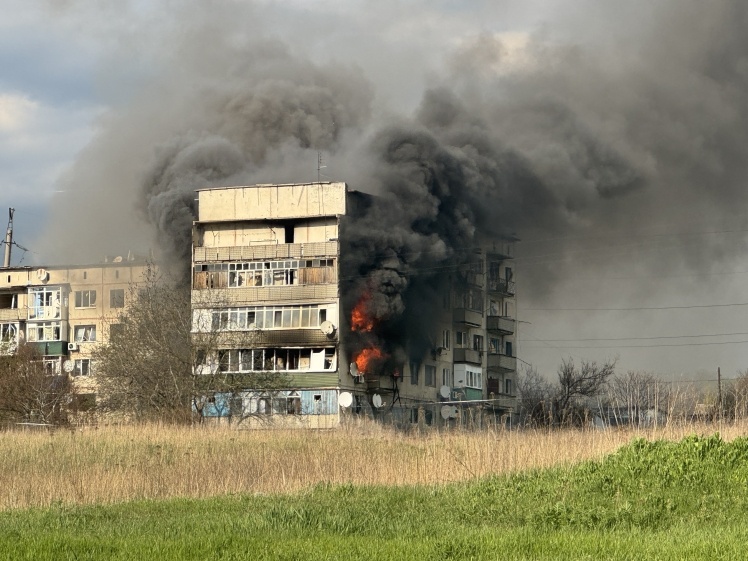 Багатоповерхівки горять після російського обстрілу РСЗВ. Костянтинівка, 17 квітня 2026 року.