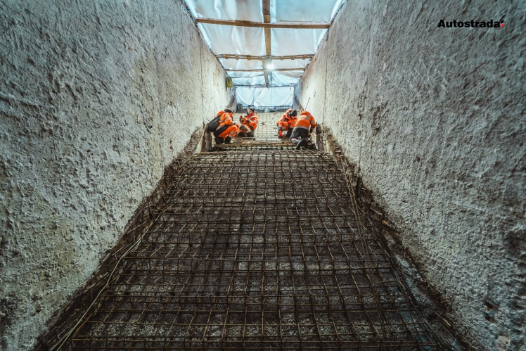 У межах проєкту збудують нові зупинки транспорту, підземні переходи і тротуари. У переході біля Інституту хімії НАН України планують встановити ліфти, щоб забезпечити безбар’єрність.