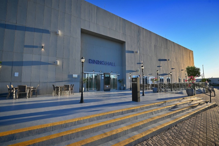 Місцевий безкоштовний буфет Dining Hall.