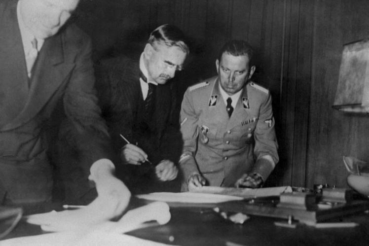 Британський прем’єр Чемберлен підписує Мюнхенську угоду, 30 вересня 1938 року.