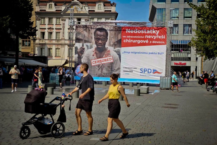 Білборди в Празі від партії SPD, про які йдеться в тексті, 2024 рік.