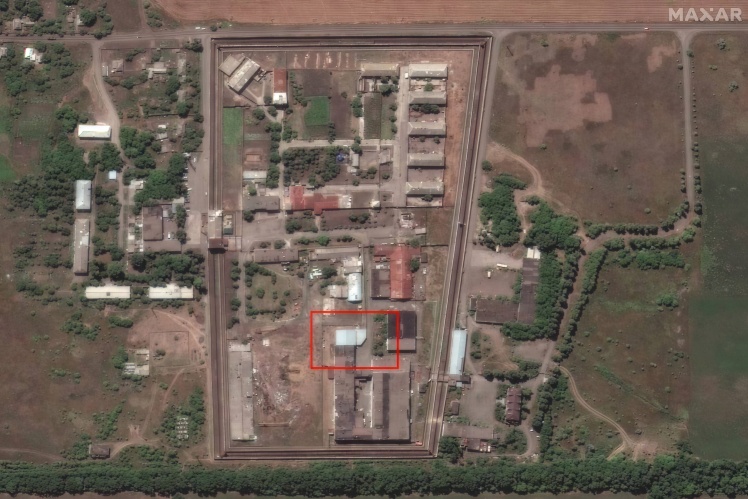 Оленівська колонія на фото із супутника. Червоним позначено корпус у промзоні, де загинули військові.