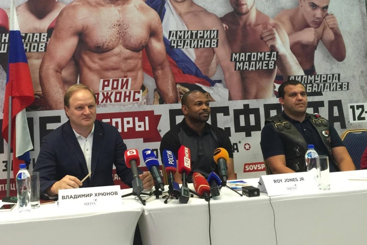 Рой Джонс — молодший на пресконференції перед одним із боїв у Росії. Кремльов просував його виступи на російських турнірах.