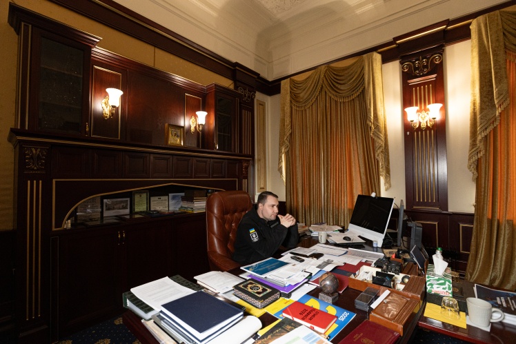 Позаду Буданова на полиці стоїть ікона — його родина віруюча.