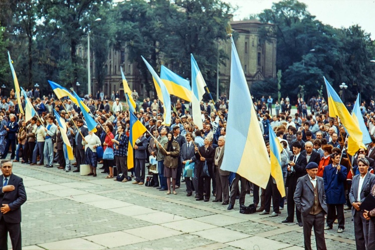 Після завершення зʼїзду делегати колоною пішли покласти квіти до памʼятника Тарасу Шевченку.