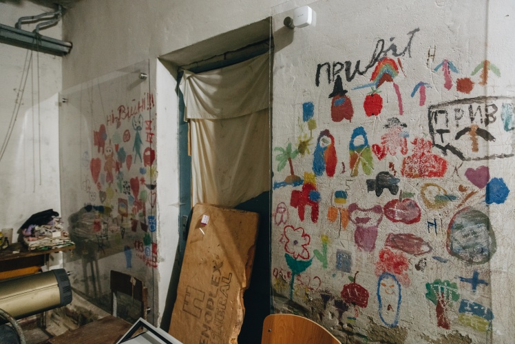 The drawings were not preserved, but were covered with glass for now.