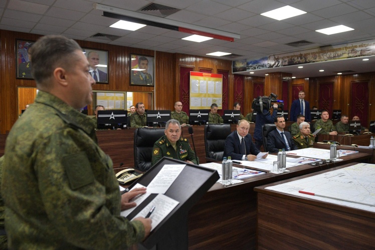 Командувач російського угруповання в Сирії Олександр Чайко доповідає Володимиру Путіну, Сергію Шойгу та Башару Асаду про воєнну ситуацію. Російський командний пункт у Дамаску, 7 січня 2020 року.