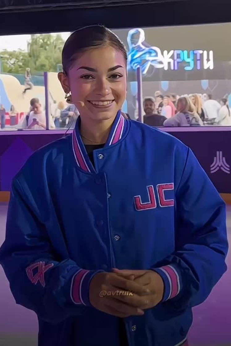 Аделія Петросян проводить майстер-клас з фігурного катання в «Лужниках», серпень 2025 року.