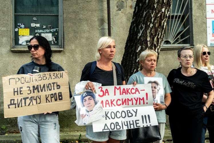 Понад рік небайдужі кияни приходять на судові засідання з плакатами, вимагаючи справедливого вироку для Артема Косова.