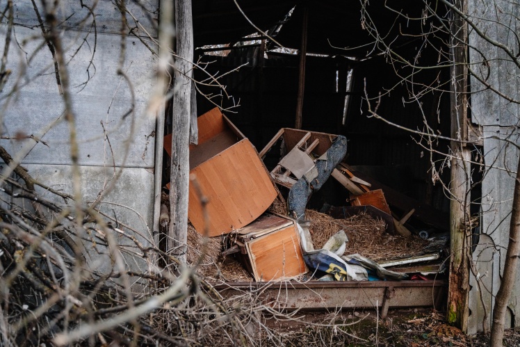 Погріб, сіновал, хлів, горище будинку — місця, де, твердить Надя, її ґвалтували.