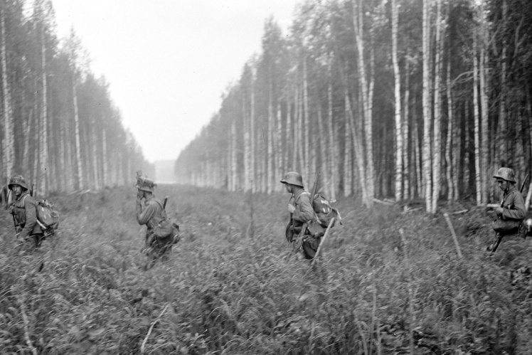 Фінські солдати перетинають радянський кордон, встановлений за підсумками Зимової війни, під час наступу влітку 1941 року.