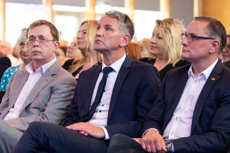 На фото зліва направо: Ганс Нойхофф, Бйорн Геке, лідер фракції AfD у парламенті Тюрингії, і Тіно Хрупалла, співголова AfD і лідер парламентської фракції партії в Бундестазі, під час заходу AfD «Національна держава між федералізмом та Європейським Союзом». Ротвайль, Німеччина, 29 червня 2023 року.