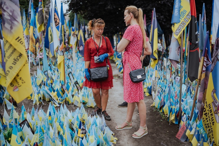The memorialʼs flower beds are crisscrossed with paths.