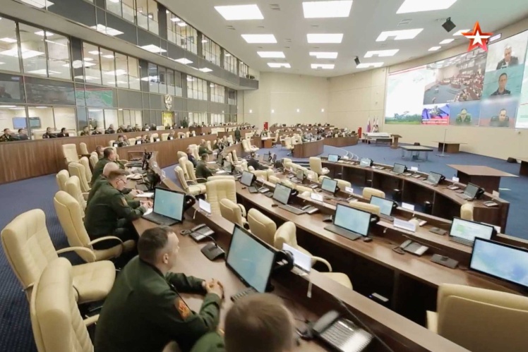 Саме в цьому залі російські генерали розігрують військові сценарії на картах.