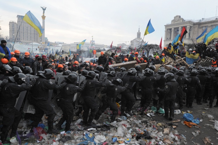 Ранок 11 грудня: штурм Майдану з боку силовиків — усю ніч вони намагалися знести наметове містечко. Учасники протесту почали зводити барикади.