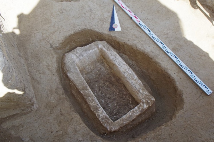 Саркофаг невеликого розміру. Імовірно, це ритуальне поховання на честь когось, хто загинув не в місті.