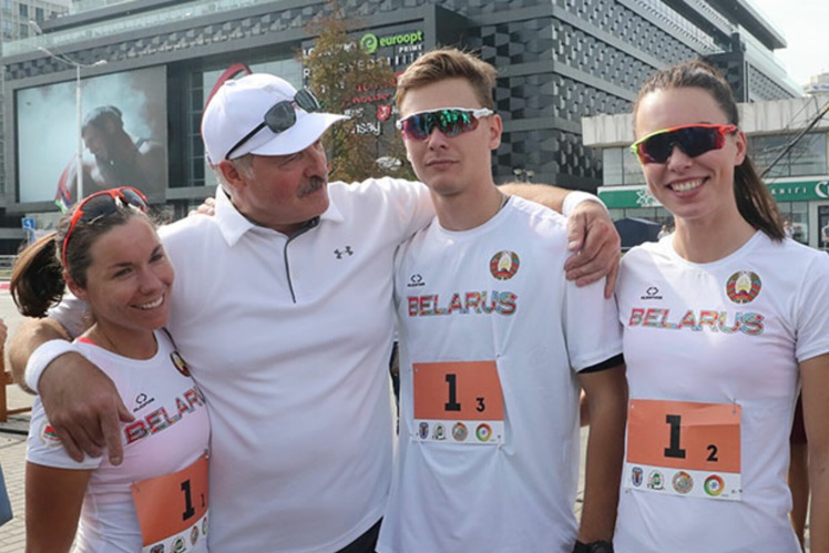 Олександр Лукашенко під час спортивного свята з нагоди Дня міста Мінська, де він взяв участь в естафеті у складі команди Національного олімпійського комітету. Праворуч — ковзанярка Марина Зуєва, 2018 рік.