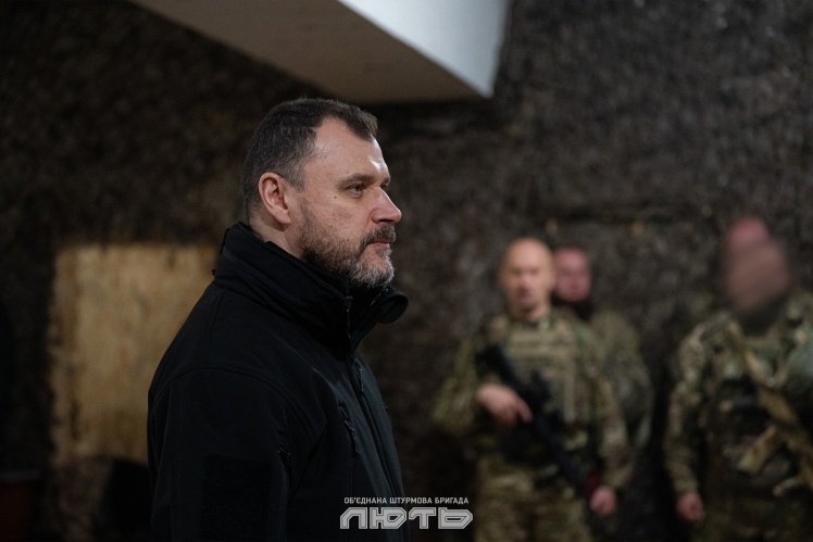 Міністр внутрішніх справ Ігор Клименко на Донеччині нагороджує поліцейських та рятувальників.