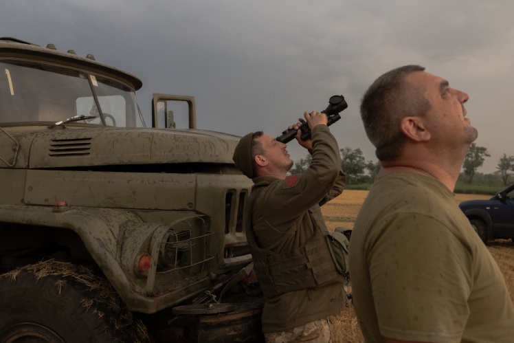 Бійці зенітного розрахунку 59 окремої штурмової бригади спостерігають за небом, в очикуванні «Шахедів». Липень 2025 року