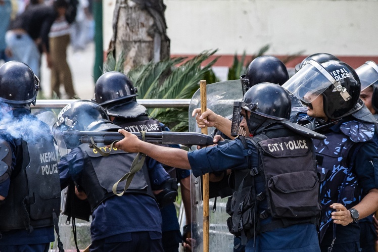 Поліція застосувала сльозогінний газ для розгону демонстрантів під час протесту біля парламенту в Катманду, 8 вересня 2025 року.