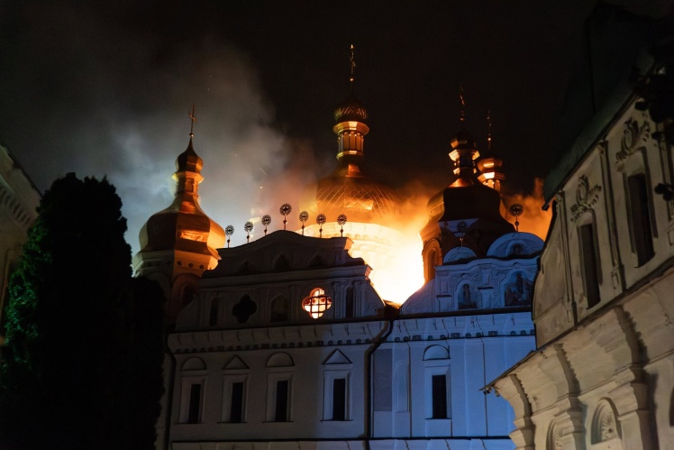 Пожежа охопила покрівлю собору.