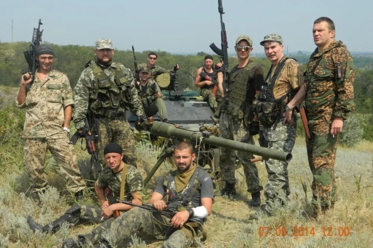 Бойовики Погодін (крайній праворуч) і Москальов (стоїть другий ліворуч). Фото зробили 7 серпня 2014 року, менше ніж за два тижні після вбивства Степана.