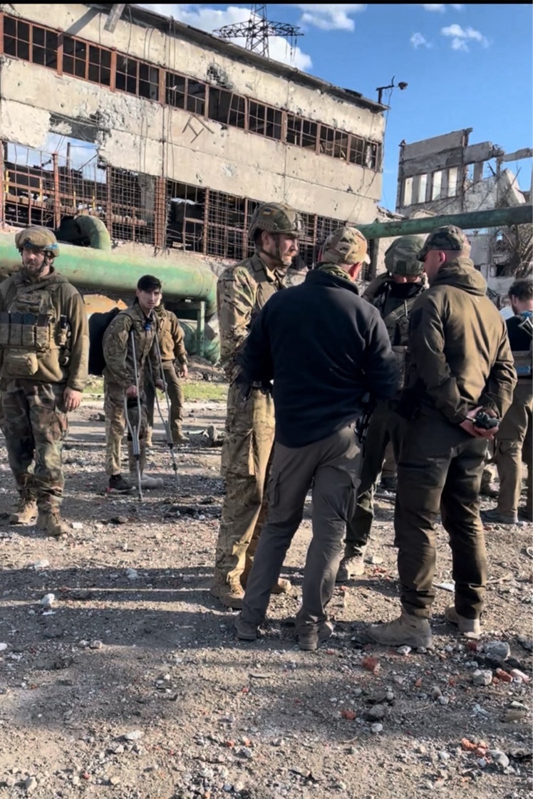 З Ковальовим на переговори про звільнення «азовців» Буданов відправив Дмитра Усова, який згодом стане секретарем Координаційного штабу. Усов на фото праворуч, навпроти командира «Азову» Дениса («Редиса») Прокопенка. на тлі «Азовсталі».